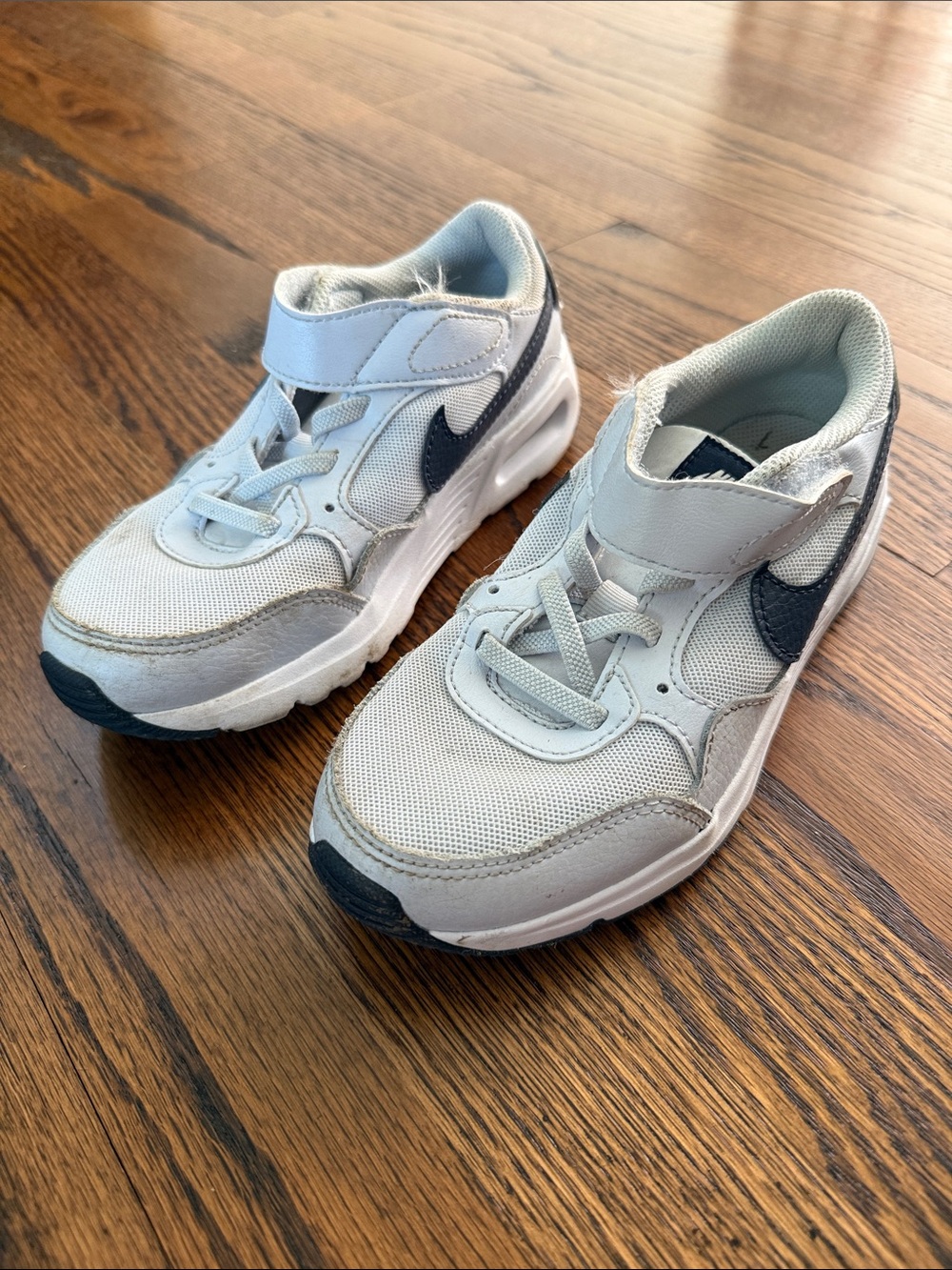 E Nike Kids 1Y White and Navy Velcro Sneakers